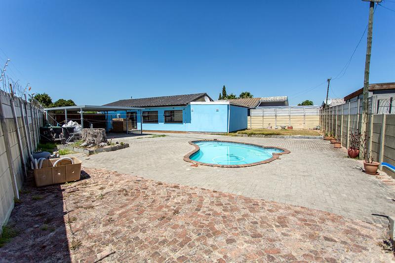 4 Bedroom Property for Sale in Peerless Park North Western Cape